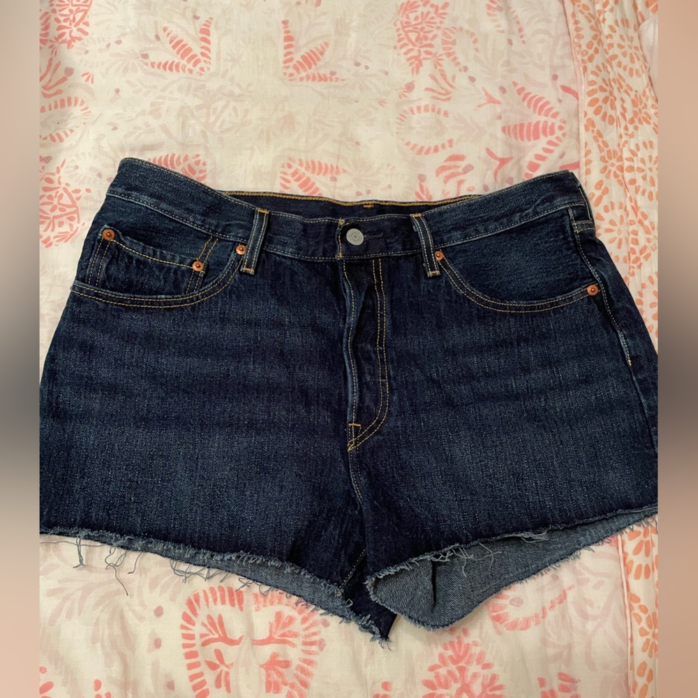 Like new Levi’s cutoff blue Jean denim shorts size 32